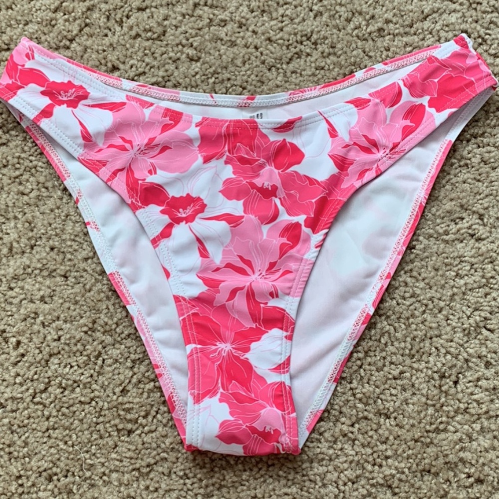 Bathing suits - Picture 7 of 8
